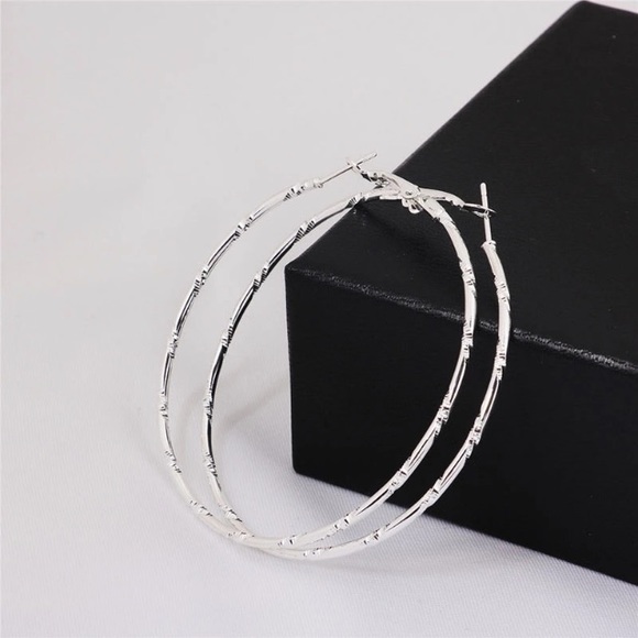 NEW!💙💎AWESOME💍TWISTED TEXTURE SILVERY HOOPS💎💙 - Picture 6 of 8